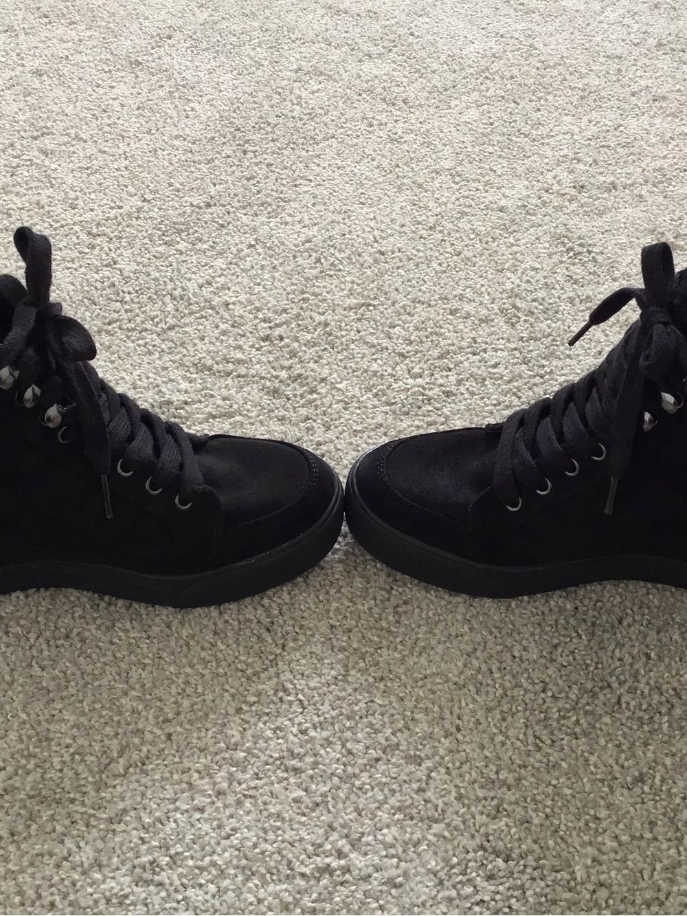 GUESS Black Faux Fur Lace-Up Women’s Wedge Sneaker Booties, size 8.5 - Picture 4 of 7